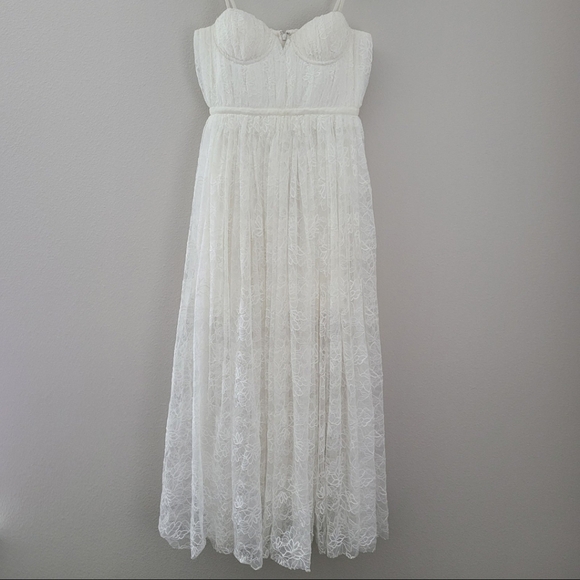 Lace dress - Picture 2 of 5